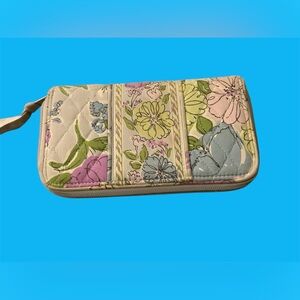 Vera Bradley Floral Patterned Quilted Wristlet Clutch. Inside zipper pocket. NEW